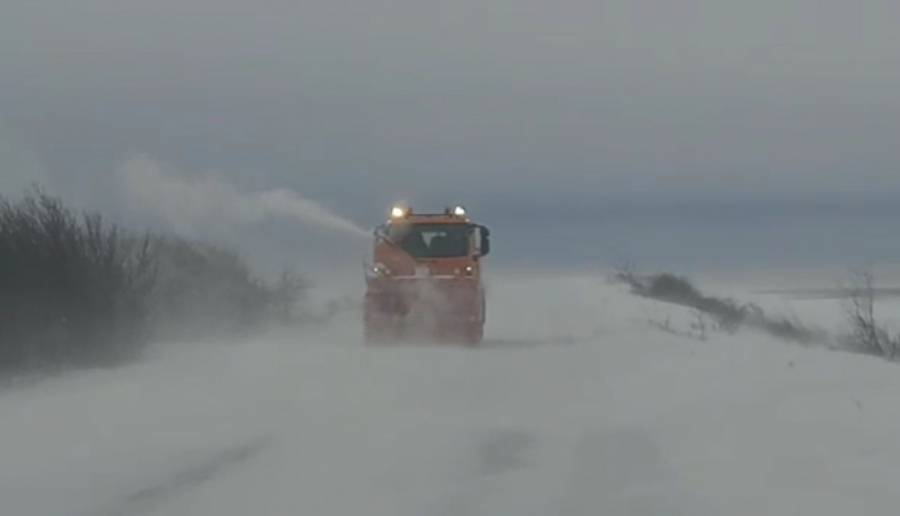 Iarna şi-a intrat în drepturi | Drumuri închise, trenuri anulate şi cursuri suspendate