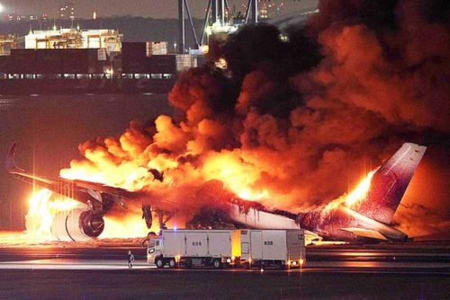 Avion în flăcări pe aeroportul din Tokyo
