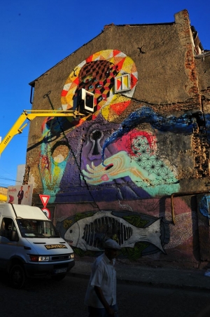 Un artist bucureştean a dat viaţă unui perete ponosit din Galaţi