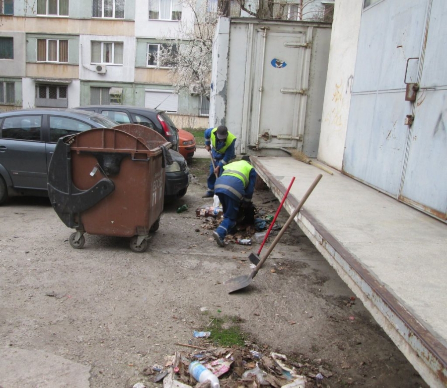 În urma sesizării ”Vieţii libere”/ GUNOAIELE dintre blocurile A7 şi A8 au fost strânse