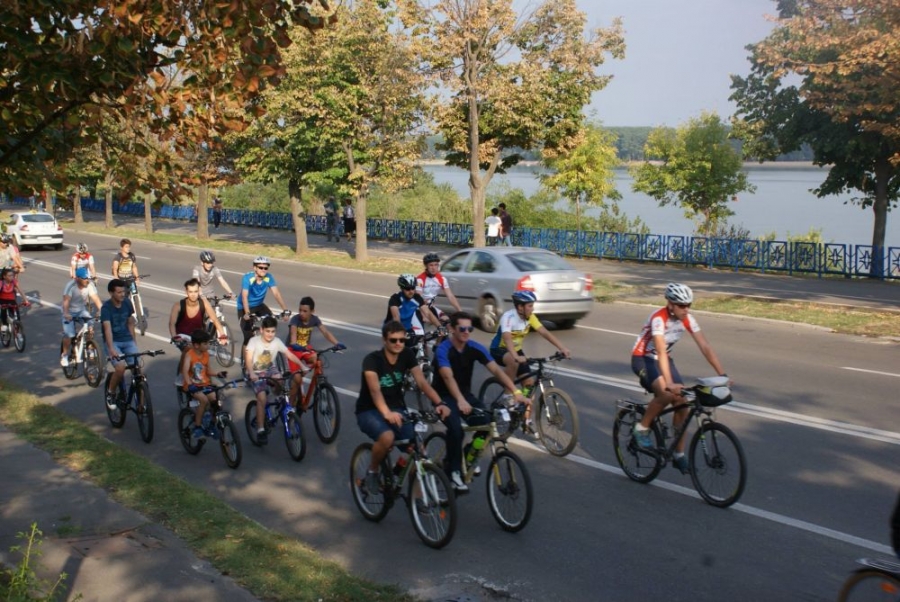 PROPUNERE pentru autorităţi: Mijloace de transport ecologice şi piste pentru ciclişti