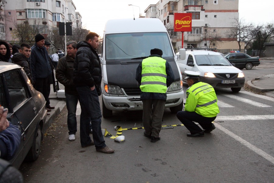 Accident grav pe strada Oltului! Un bătrân a fost spulberat de un microbuz pe zebră