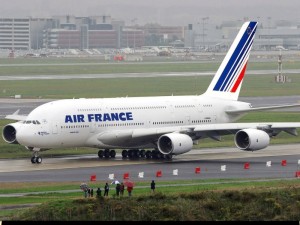 Zborurile interne sunt perturbate în Franţa de o grevă a controlorilor de trafic aerian