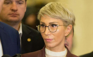 În foto, Raluca Turcan