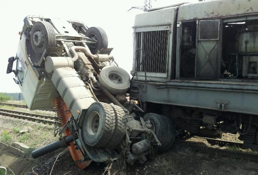 Accident la ieşirea din Galaţi spre Smârdan - Autotren lovit de o locomotivă