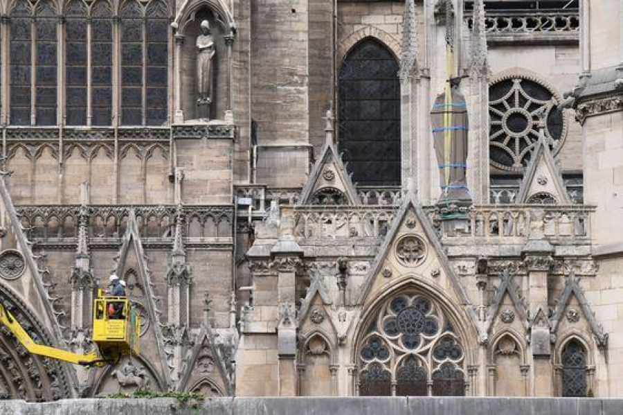 Esplanada catedralei Notre-Dame, redeschisă publicului