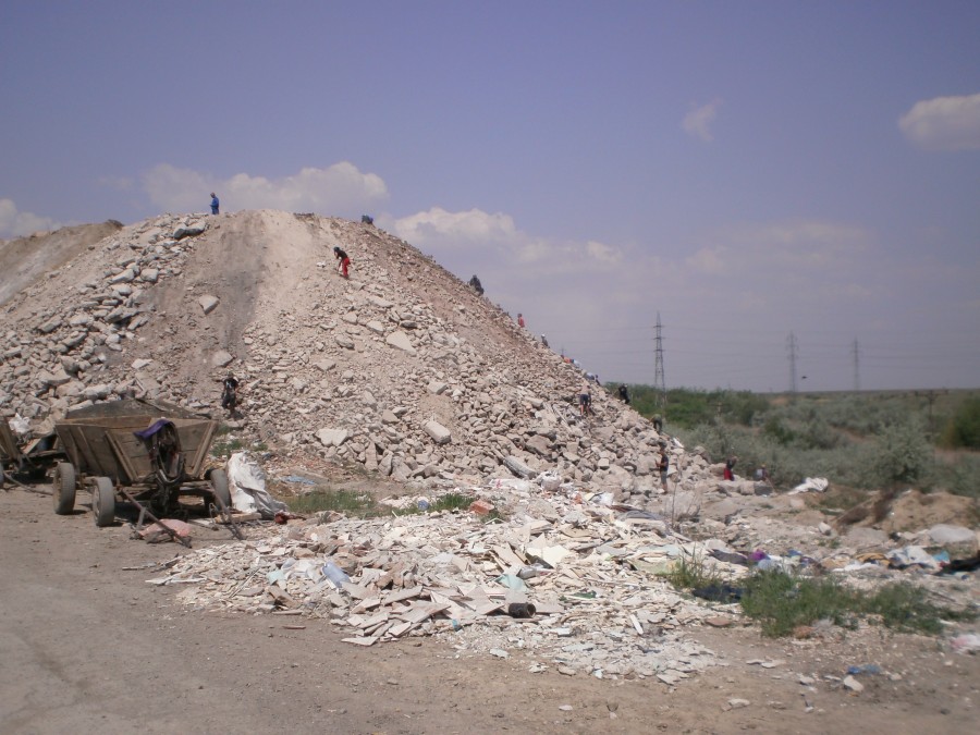 Munţi de gunoi zac pe marginea drumului Galaţi-Smârdan