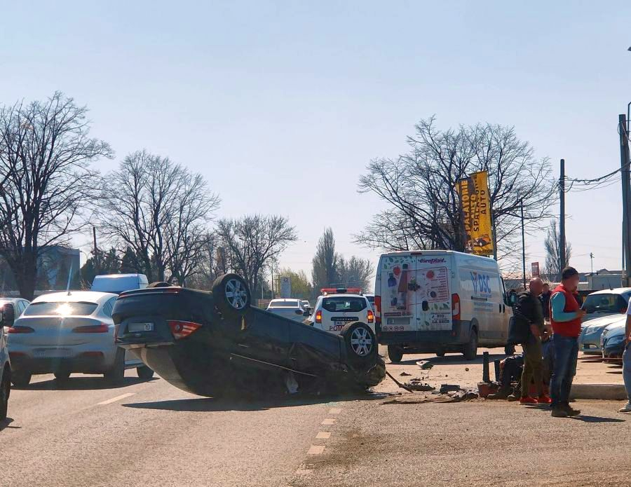 Accident la „patru benzi”. Mașină răsturnată în timpul unei manevre de evitare