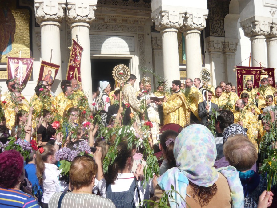 Intrarea în Ierusalim a Mântuitorului: Pelerinajul de Florii i-a adus pe gălăţeni în biserică