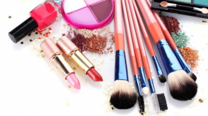 Magazine sancționate pentru vânzarea de cosmetice expirate