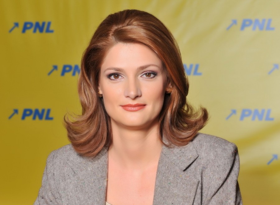 Băsescu a semnat decretul de numire a Ramonei Mănescu în funcţia de ministru al Transporturilor