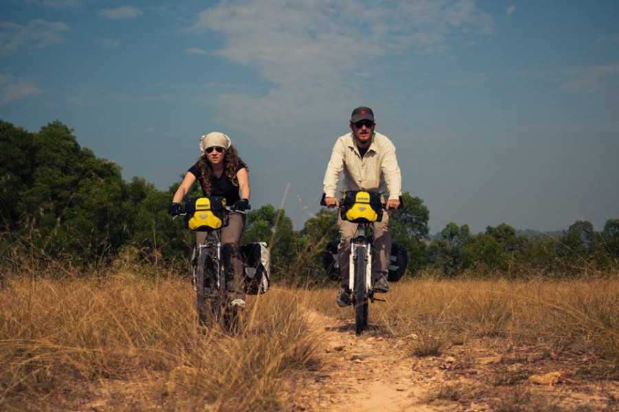 Turul lumii pe două roţi/ O gălăţeancă şi partenerul ei, cu bicicleta prin Dubai (FOTO)