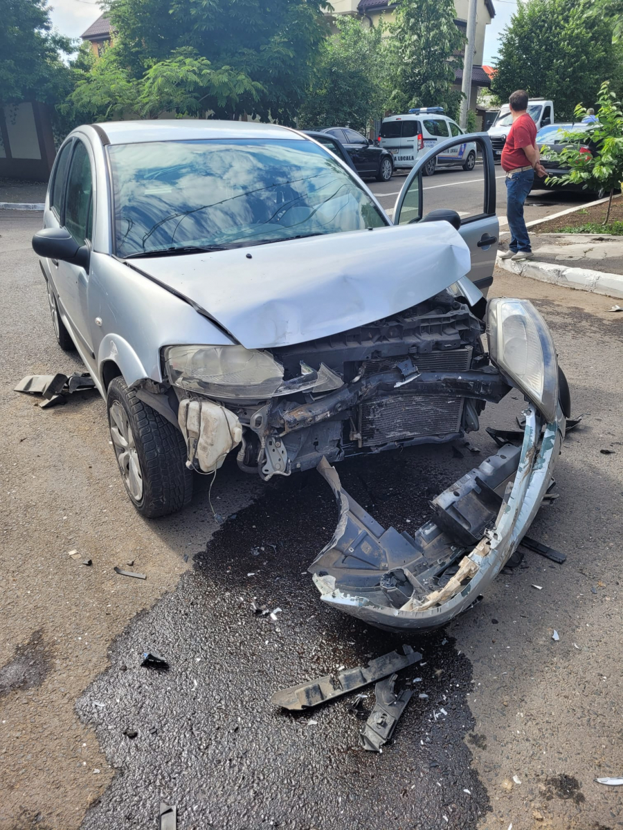 Prioritate zero pe strada Lozoveni. Accidente la indigo în câteva ore