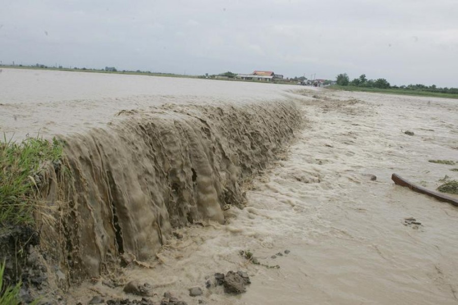 Cod portocaliu de inundaţii, până joi seară, pe râuri din opt judeţe