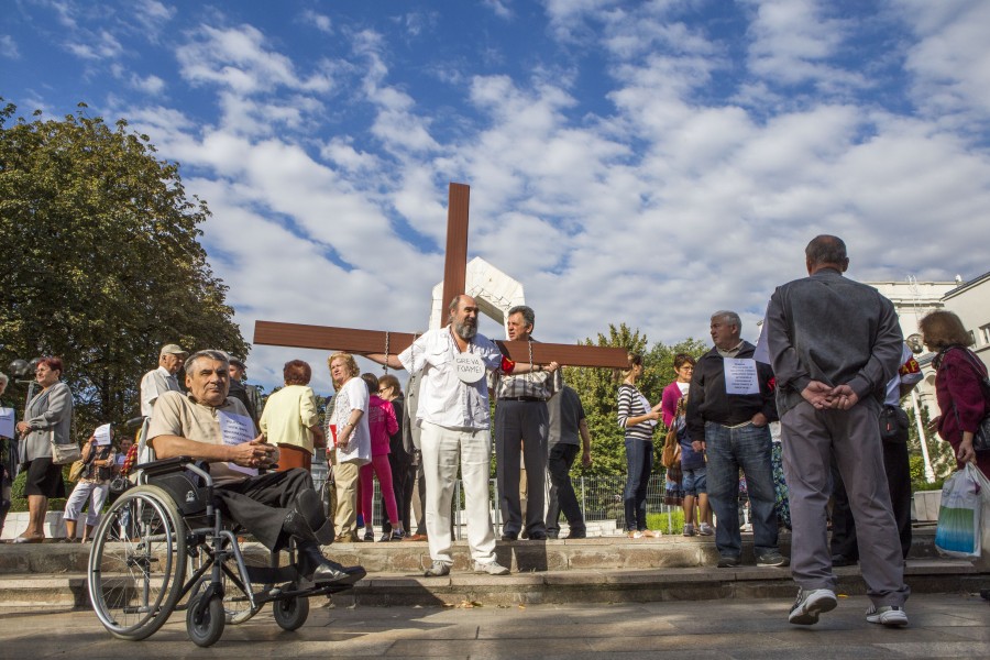 Pensionarii protestează vineri, la Prefectură şi la sediile partidelor