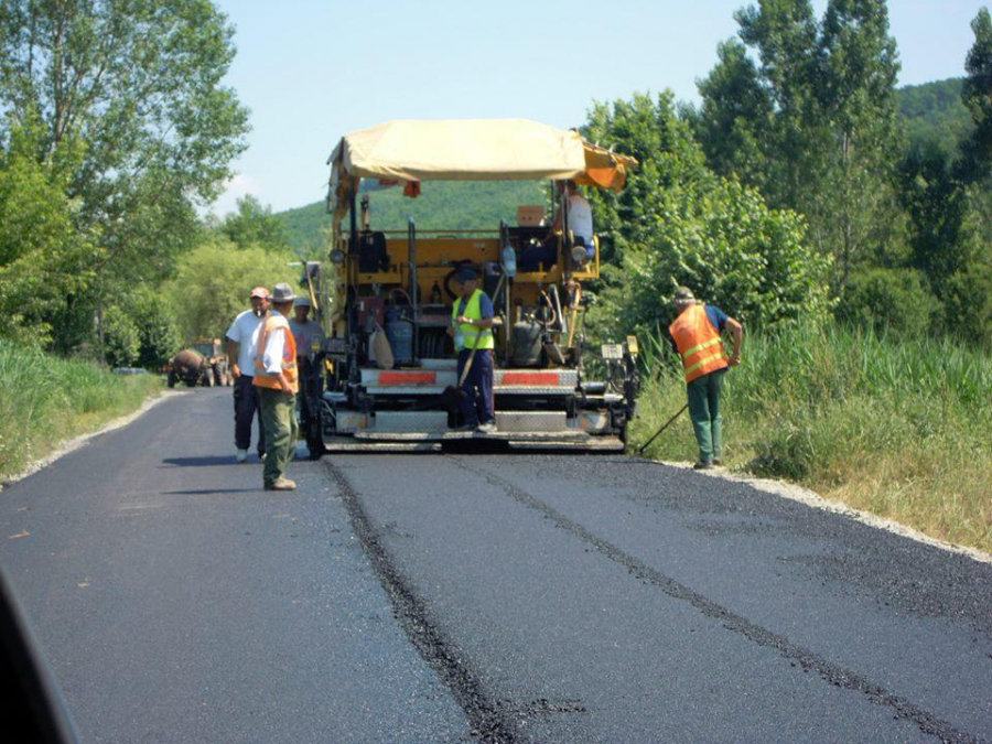 Încep lucrările de reabilitare a drumurilor judeţene