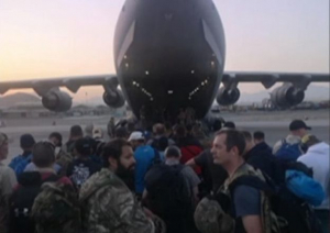 Cetățeni români evacuați de pe aeroportul din Kabul