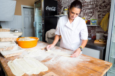 Pâinea care adună oamenii în Galați. O poveste despre tradiție, familie și rostul lucrurilor (GALERIE FOTO)