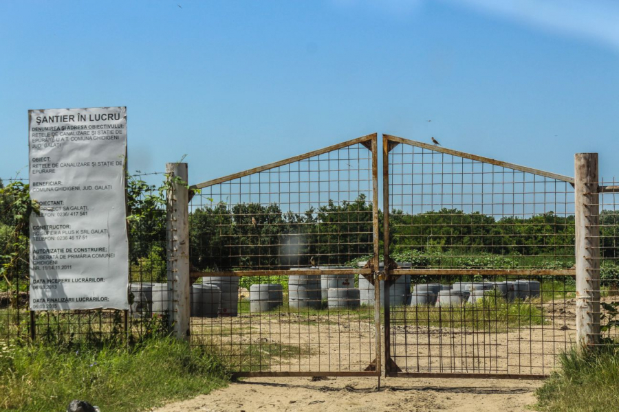 Şapte ani de chin pentru reţeaua de canalizare de la Ghidigeni (FOTO)