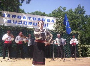 Fotografie de arhivă de la Sărbătoarea Bujorului de la Roşcani
