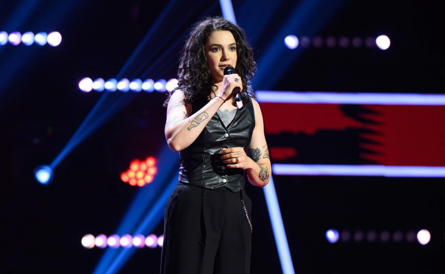 Fără o oră de canto, a întors toate scaunele la „Vocea României”. Dispută între antrenori pentru gălăţeanca Mara Biriş
