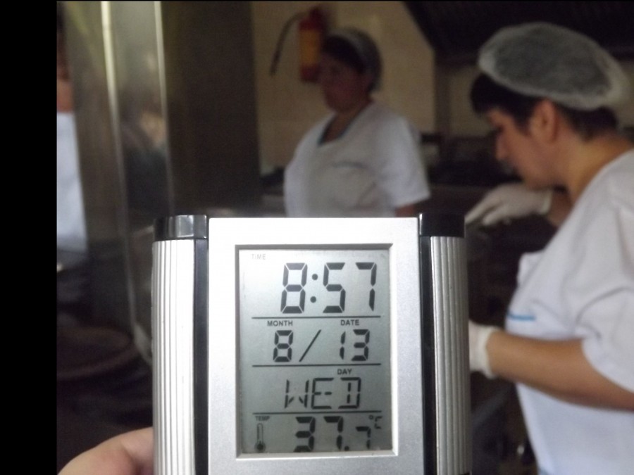 Pasiune şi dorinţa de a ajuta  le dau putere să gătească la peste 50 de grade celsius/ Vezi despre cine este vorba 