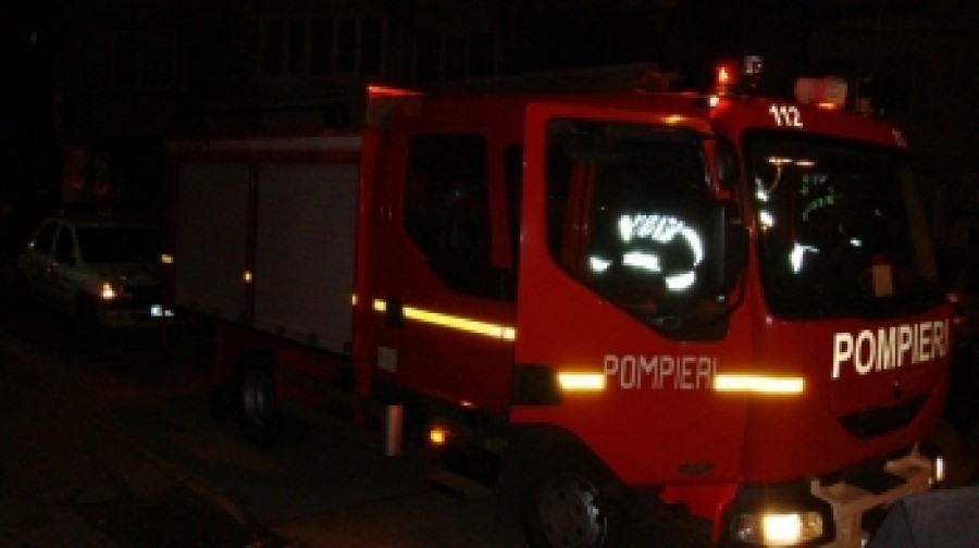 BRĂILA: Garsonieră în flăcări, de la o lumânare!