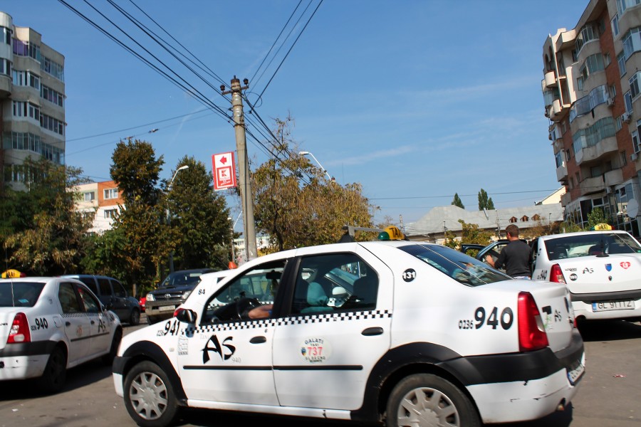 Taximetriştii fac legea pe Strada Traian? Locatarii din zonă vor linişte, dar şi curăţenie