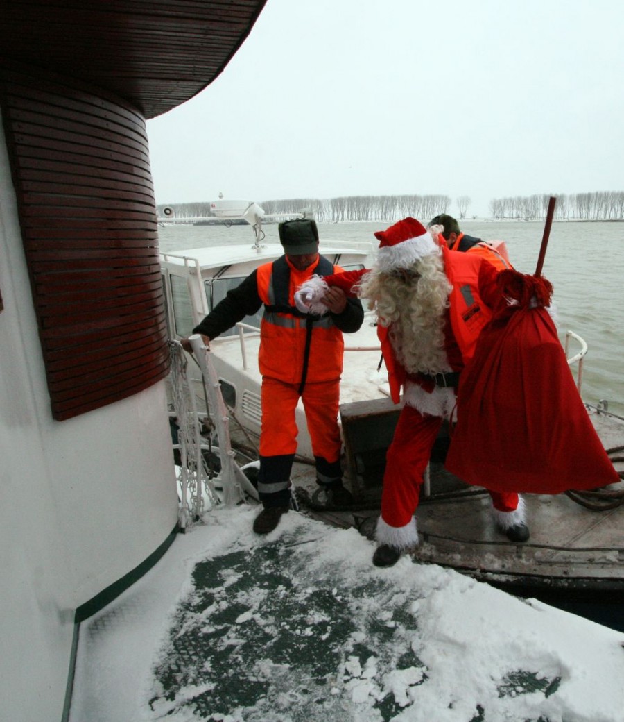 Moş Crăciun a venit la Galaţi cu şalupa pe Dunăre