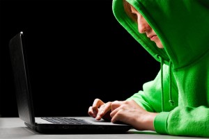 Atenţie la ce postaţi pe reţelele de socializare! Hoţii caută victime pe Facebook şi pe Twitter