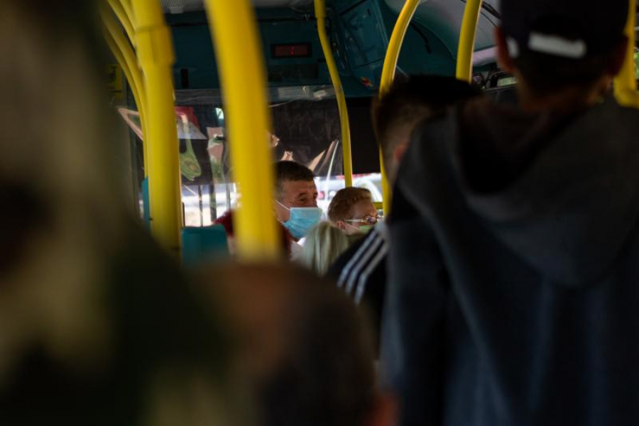 Ritmul de infectare creşte, aglomeraţia din autobuze rezistă! Autorităţile nu au luat nicio măsură pentru transportul public