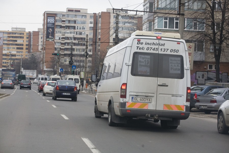 UPDATE/ GREVĂ MAXI-TAXI LA GALAŢI. Operatorii privaţi protestează în faţa Primăriei