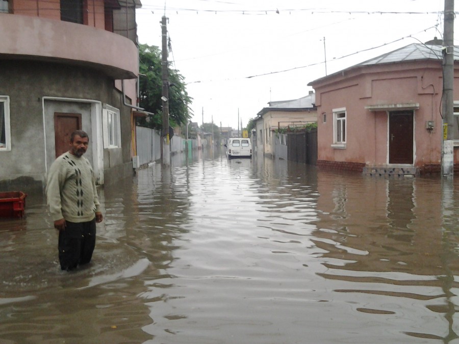 UPDATE Şase străzi inundate şi 94 de gospodării afectate în Valea Oraşului. Ploaia torenţială a făcut pagube şi în judeţ