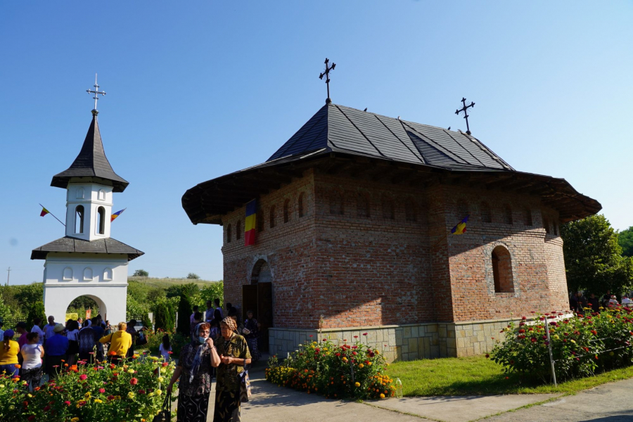 Hramul Mănăstirii Cârlomăneşti, un loc sfânt, cu o istorie bogată
