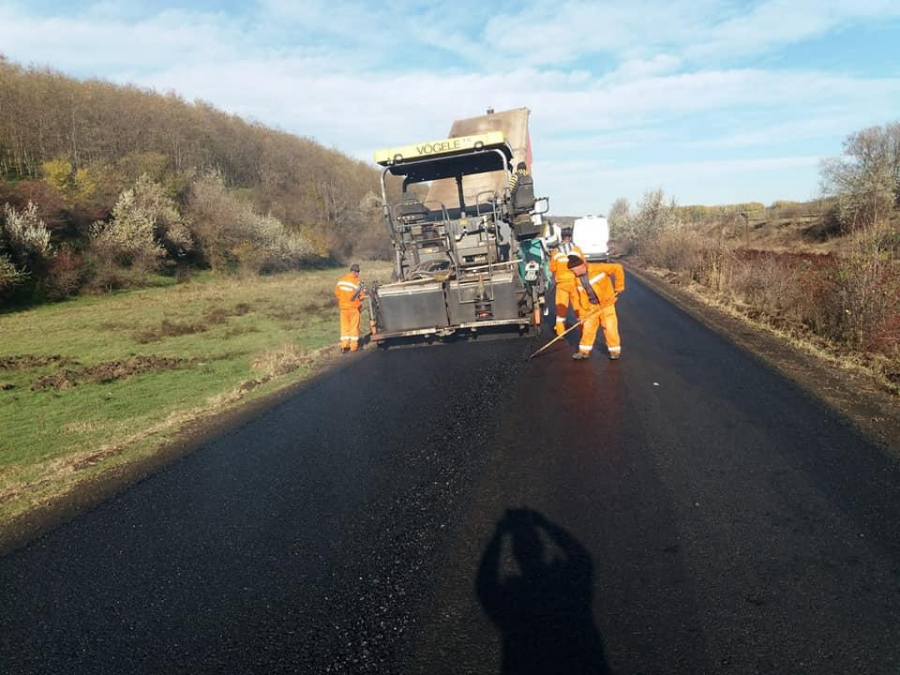 Vremea bună accelerează lucrările la drumurile judeţene