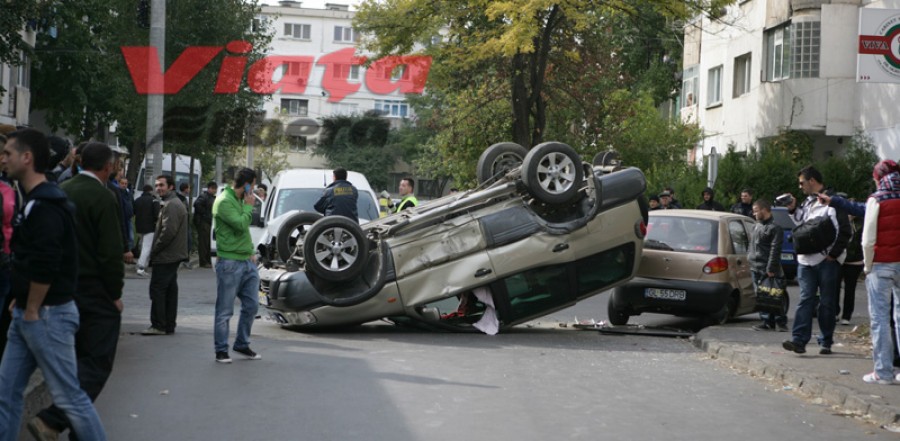 Accident de circulaţie spectaculos provocat de un şofer care nu a oprit la stop (GALERIE FOTO)