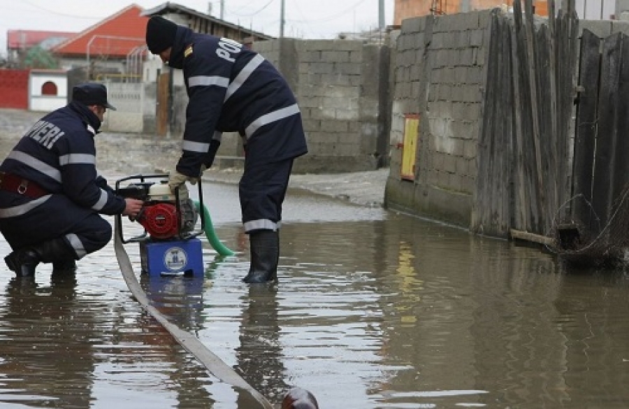 STRĂZI INUNDATE şi pene de curent din cauza PLOII