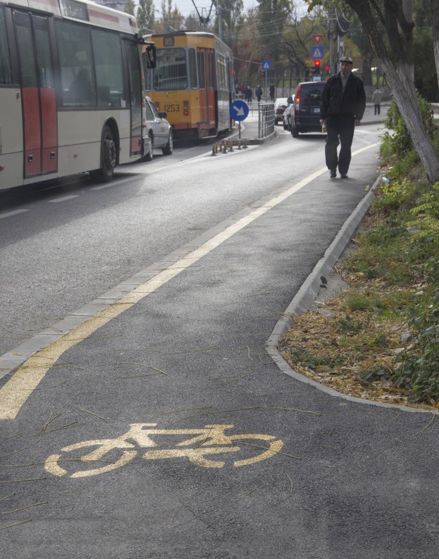 ABSURD/ Pista cât trotuarul de pe strada Frunzei: Ori bicicliştii în stradă, ori pietonii
