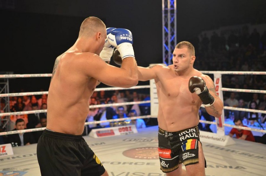 SPECTACOL TOTAL / Cinci din şase români şi-au câştigat meciurile la gala Superkombat (FOTO)