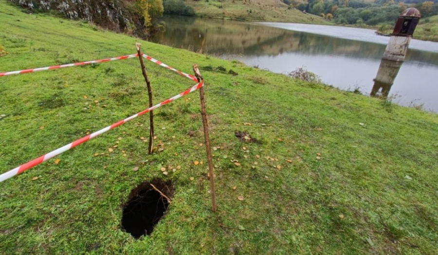 Sute de oameni evacuaţi la Roşia Montană după o avarie la golirea unui baraj