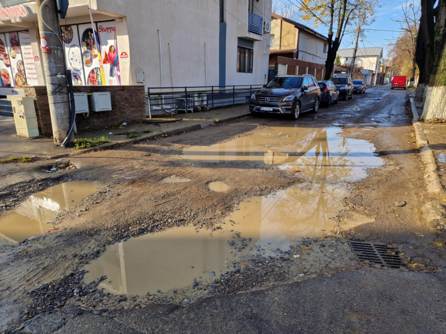 Pozele zilei. Imersiunea carosabilului pe strada Argeșului (FOTO)