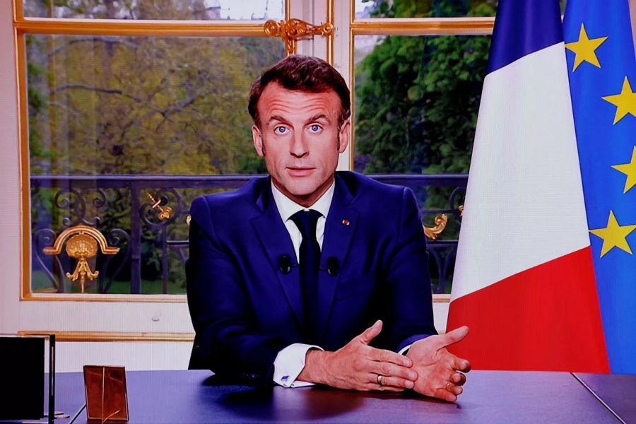 Emmanuel Macron, „blocat într-o lume paralelă”