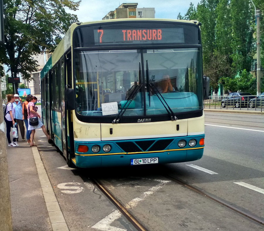 În ce staţii opresc autobuzele care circulă în locul tramvaielor