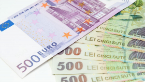Euro s-a tranzacționat joi într-un culoar foarte îngust