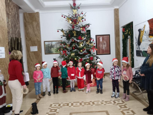 Spiridușii de la Grădinița „Tweety” au vestit Nașterea lui Hristos (VIDEO)