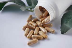 Care este diferența dintre suplimentele alimentare convenționale și cele naturiste? Explicat simplu + recomandări de formule naturale &icirc;n 2026