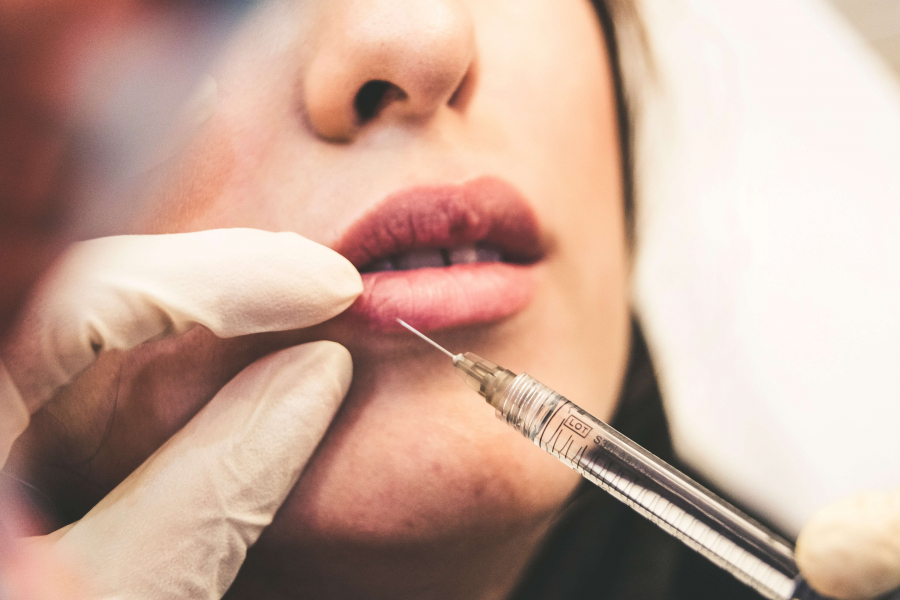 Toxina Botulinică: Ce este, Utilizări, Avantaje și Dezavantaje