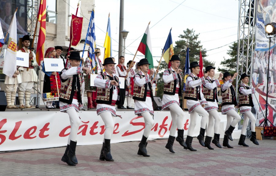 După Mioara Velicu, Gelu Voicu! - Nestemate internaţionale la Festivalul de Folclor (VIDEO)