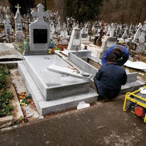 Conflict sângeros la o firmă de pompe funebre. Un bărbat este în stare gravă