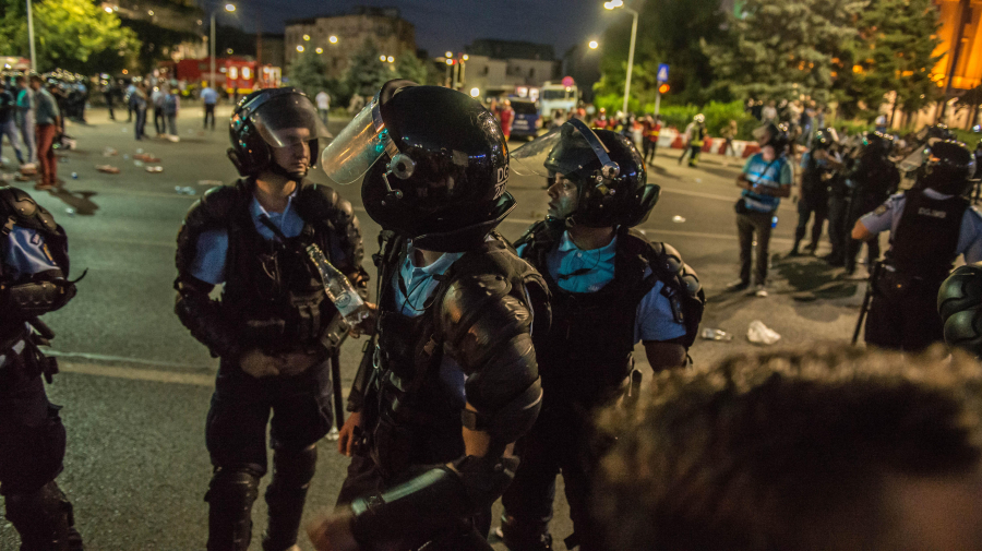 JANDARMIADA. Fotoreportaj realizat de echipa VL prezentă la Bucureşti | Piaţa Victoriei violenţei